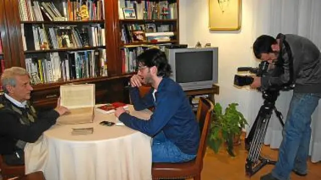 El antropólogo Angel Gari, con el periodista Luis Álvarez.