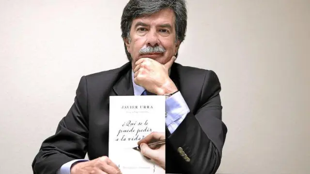 Javier Urra, con un ejemplar de su último libro, hace unos días en la sede de HERALDO.