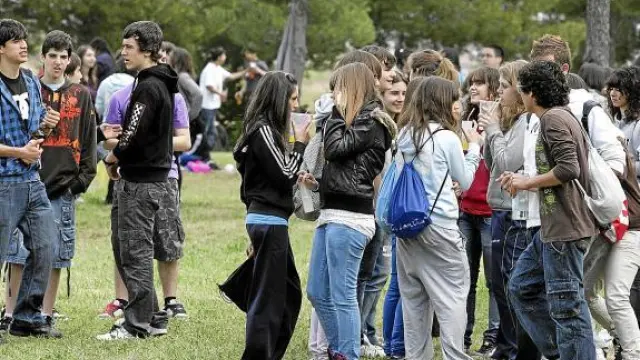 Decenas de jóvenes celebran un botellón a los pies del cerro