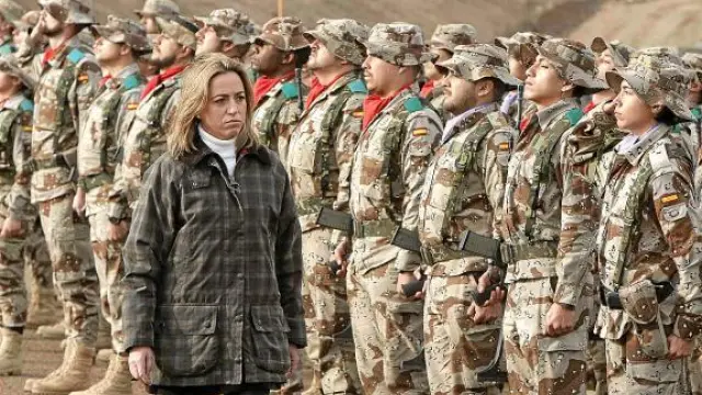 La ministra de Defensa, Carme Chacón, pasa revista a las tropas desplegadas en Afganistán, en 2008.