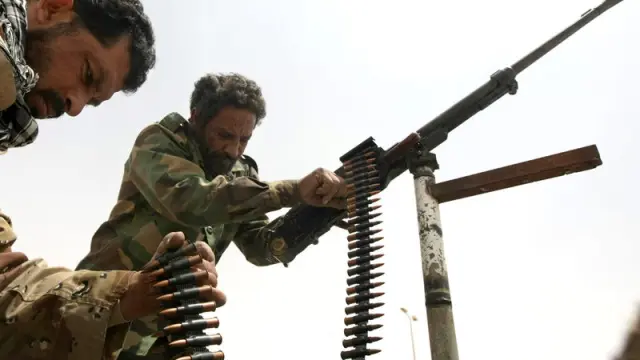 Soldados rebeldes cargan sus armas en Misrata