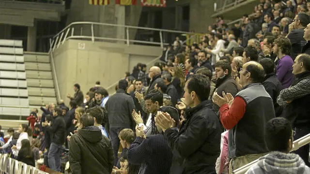 La grada del Palacio de los Deportes aplaude al Obearagón Huesca al final de un partido de esta temporada