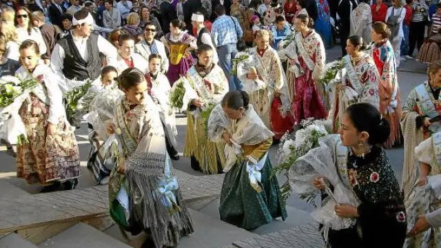 Vecinas de Tauste, con el traje regional, durante la ofrenda floral a la Virgen, ayer por la tarde.