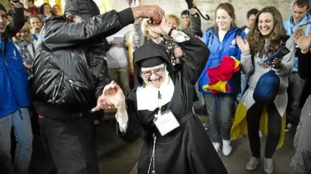Los peregrinos celebraban ya ayer con bailes la beatificación de Juan Pablo II.