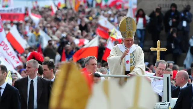 Benedicto XVI entra en San Pedro