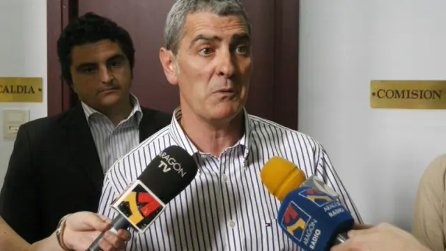 El alcalde de Mallén, Antonio Asín, habla ante los medios