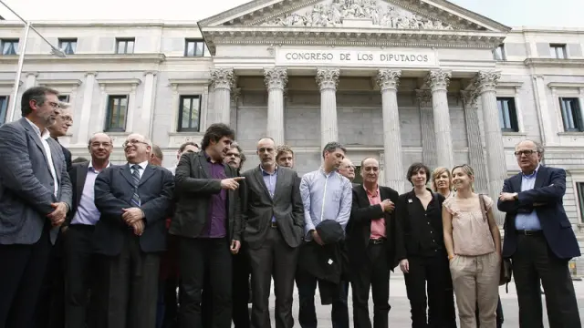 Los portavoces de Bildu Óskar Matute y Pello Urizar, junto a los diputados de ERC Joan Tardá y Joan Ridao, entre otros, durante la rueda de prensa que ofrecieron a las puertas del Congreso