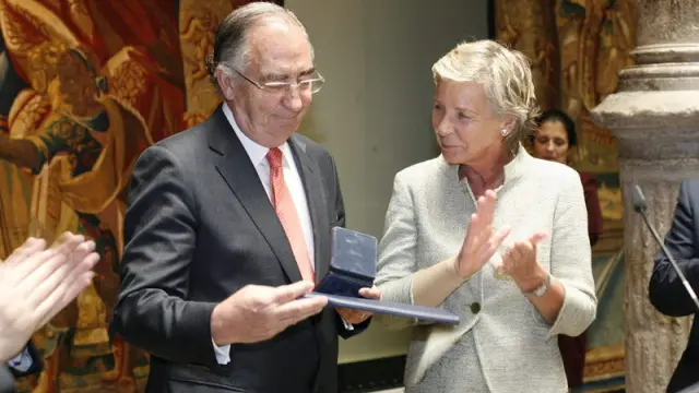 Amado Franco recibe la Medalla  'Pro mérito', que le entrega Maud de Boer
