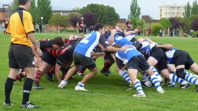El Rugby Ejea extrae un balón en la melé, el sábado pasado en Logroño.