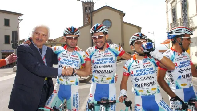 El ciclista aragonés con su director Gianni Savio a su derecha y José Serpa a la izquierda.
