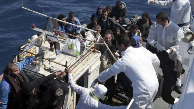 Imagen de la llegada de un embarcación a Lampedusa