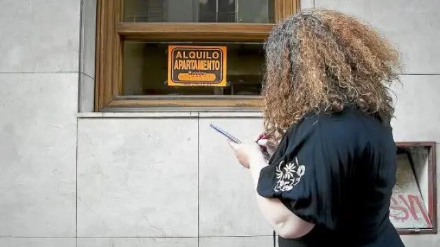 Paloma, en plena búsqueda de piso por las calles de Zaragoza.
