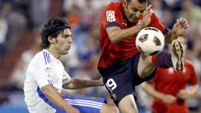 Ángel Lafita pugna por el balón con el centrocampista de Osasuna Javier Calleja