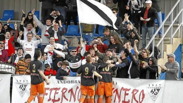 Los futbolistas del Andorra celebran un gol con la sonora afición andorrana.