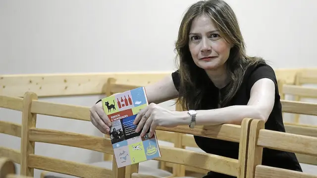 Cristina Grande con su nuevo libro: 'Tejidos y novedades', publicado por Xordica.