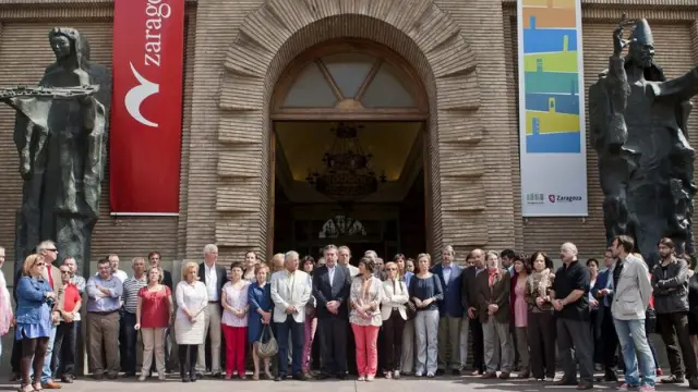 Un minuto se silencio en el Ayuntamiento de Zaragoza por las víctimas del terremoto