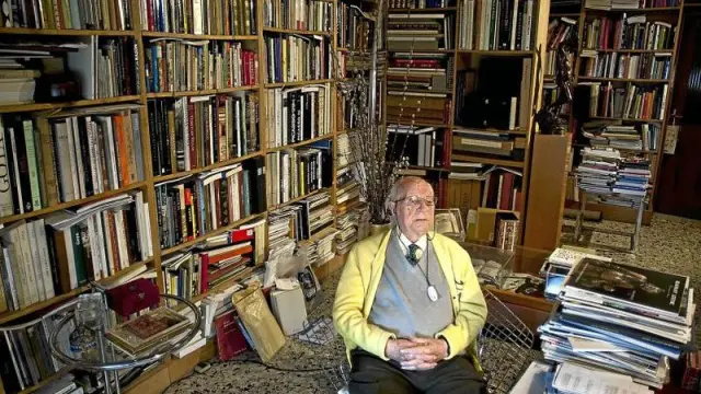 Federico Torralba vive rodeado de libros.