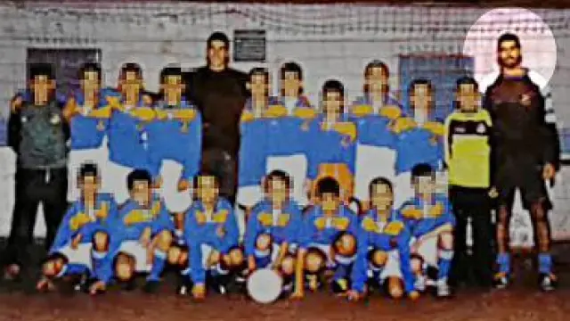 Una década vinculado al fútbol base. Cristian P. G. aparece en esta fotografía (el primero por la derecha) junto a Cani y chavales del Vadorrey.