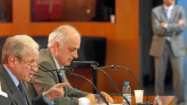 El presidente del Constitucional, Pascual Sala (i), durante una conferencia en Barcelona.