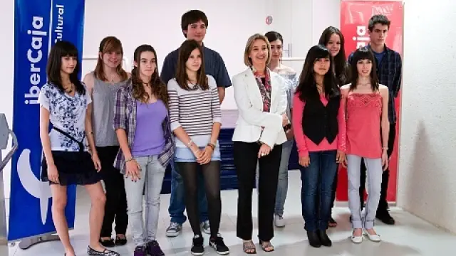Los premiados, junto a Teresa Fernández Fortún, directora de la Obra Social de Ibercaja