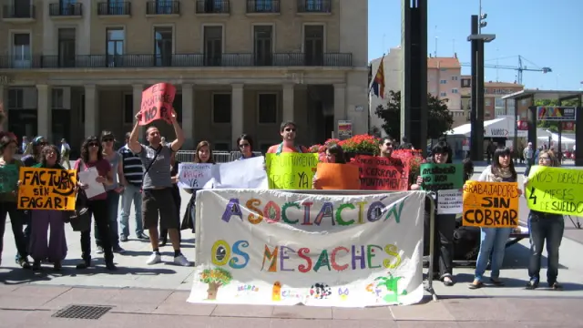 Concentración, esta mañana, ante el Ayuntamiento de Zaragoza