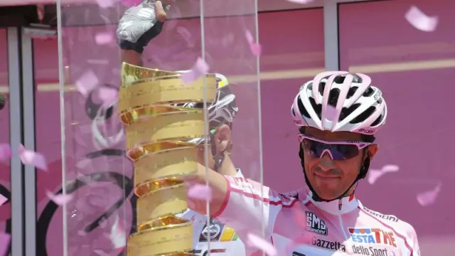 El español con el jersey rosa que le acredita como vencedor del Giro