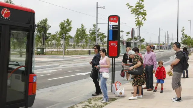 Usuarios esperando el autobús