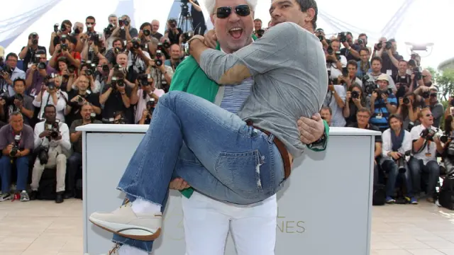 Pedro Almodóvar y Antonio Banderas sobre la alfombra roja de Cannes