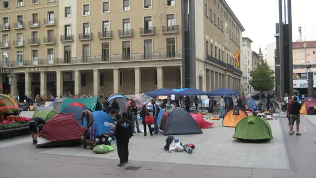 Campamento en la plaza del Pilar en la mañana del jueves