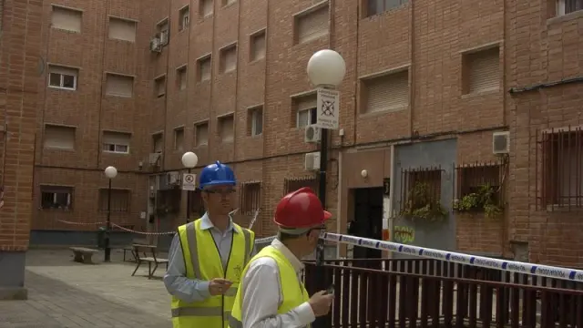 Dos técnicos inspeccionan los inmuebles de la calle Carretera de Granada en Lorca
