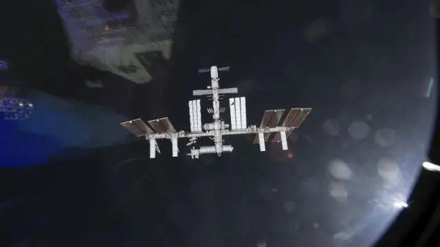 La Estación Espacial, con la Tierra al fondo.