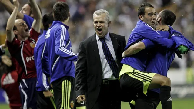 Javier Aguirre celebra con sus jugadores la victoria y la permanencia
