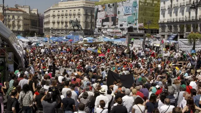 Cientos de personas asisten a la asamblea en la puerta del Sol de Madrid