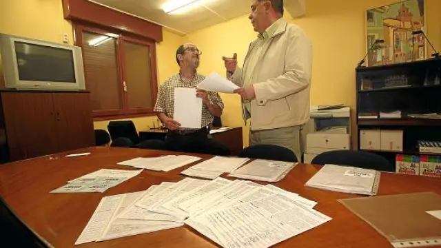 Miembros de la Federación de Vecinos, en la sede, con una parte de las firmas recogidas .