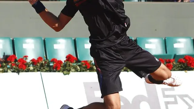 Djokovic devuelve una bola de forma acrobática.