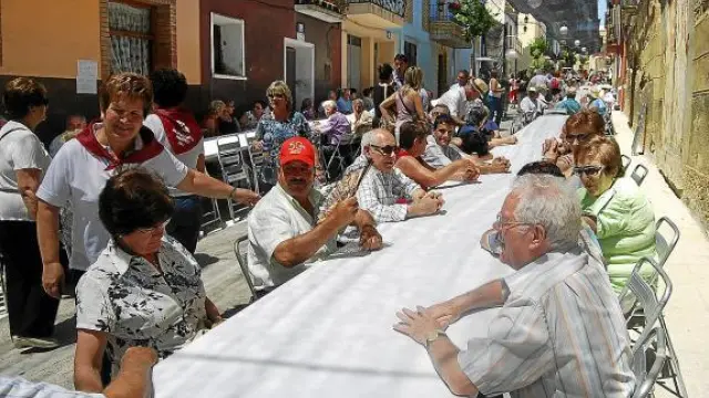 La recién reformada calle Mayor fue el escenario de la comida, a la que se apuntaron 850 personas.