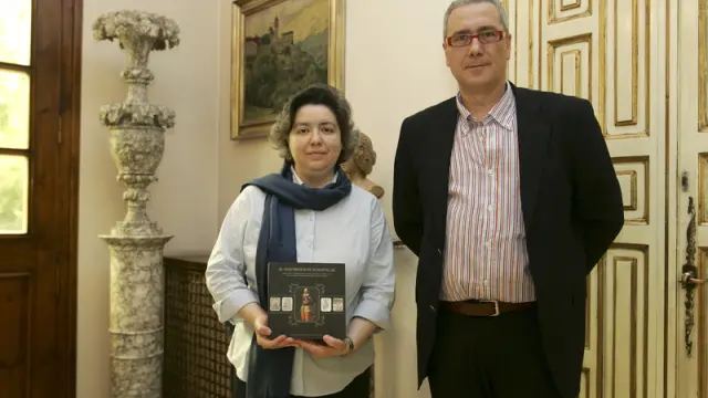 Mar Rey y Miguel López posan con el libro sobre Lastanosa, que han coordinado,en el IEA.
