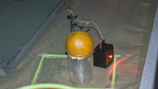 ¿Puede una naranja encender un led?