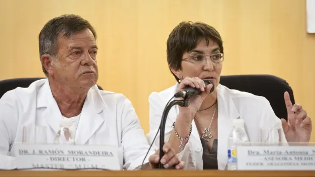 Los doctores José Ramón Morandeira y María Antonia Nerín, en el Hospital Clínico.