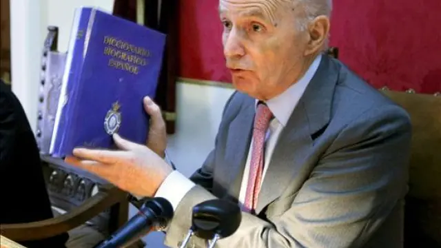 Gonzalo Anes, director de la RAH, en una imagen de archivo sosteniendo el 'Diccionario biográfico'