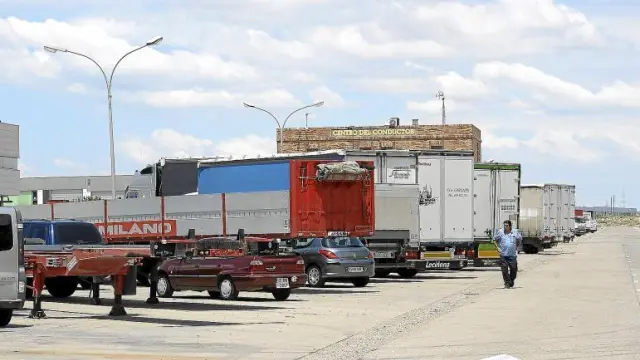 El aparcamiento de camiones de la Ciudad del Transporte, en Zaragoza, con remolques sin cabina y camiones a falta de actividad.