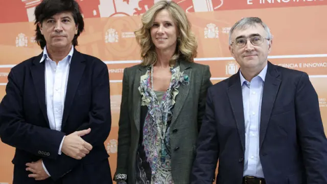 La ministra de Ciencia e Innovación, Cristina Garmendia, junto a Carlos López-Otín (i) y Elías Campo (d)