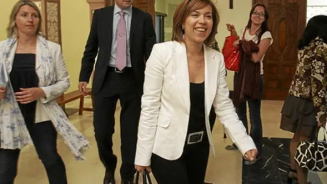 La futura alcaldesa, Ana Alós, camino del salón de plenos el miércoles para cerrar el mandato.