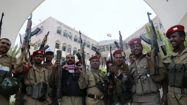 Soldados yemeníes vigilan un edificio gubernamental este miércoles en Saná