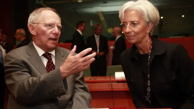 El ministro de economía alemán, Wolfgang Schaeuble habla con la ministra de economía francesa, Christine Lagarde.