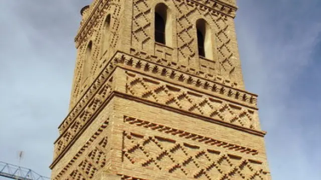 La Torre de la Iglesia de San Miguel de Teruel con nidos de cigueña