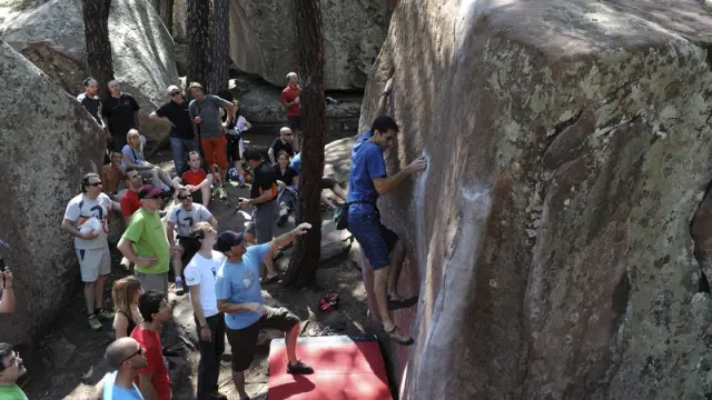 Uno de los escaladores muestra su destreza ascendiendo por una roca del Rodeno.