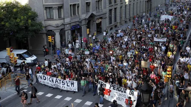 Los 'indignados' que bloqueaban el acceso al parlamento catalán se han trasladado a la plaza de Sant Jaume