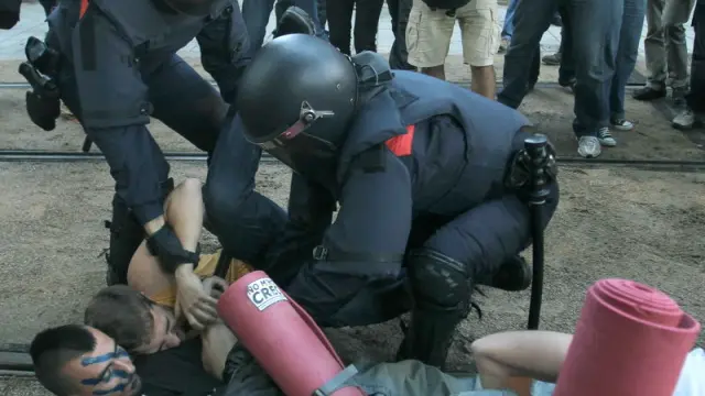 Enfrentamiento entre los Mossos y algunos de los manifestantes en Barcelona