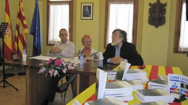 Pilar Enjuanes, en el centro, en la presentación de su libro.